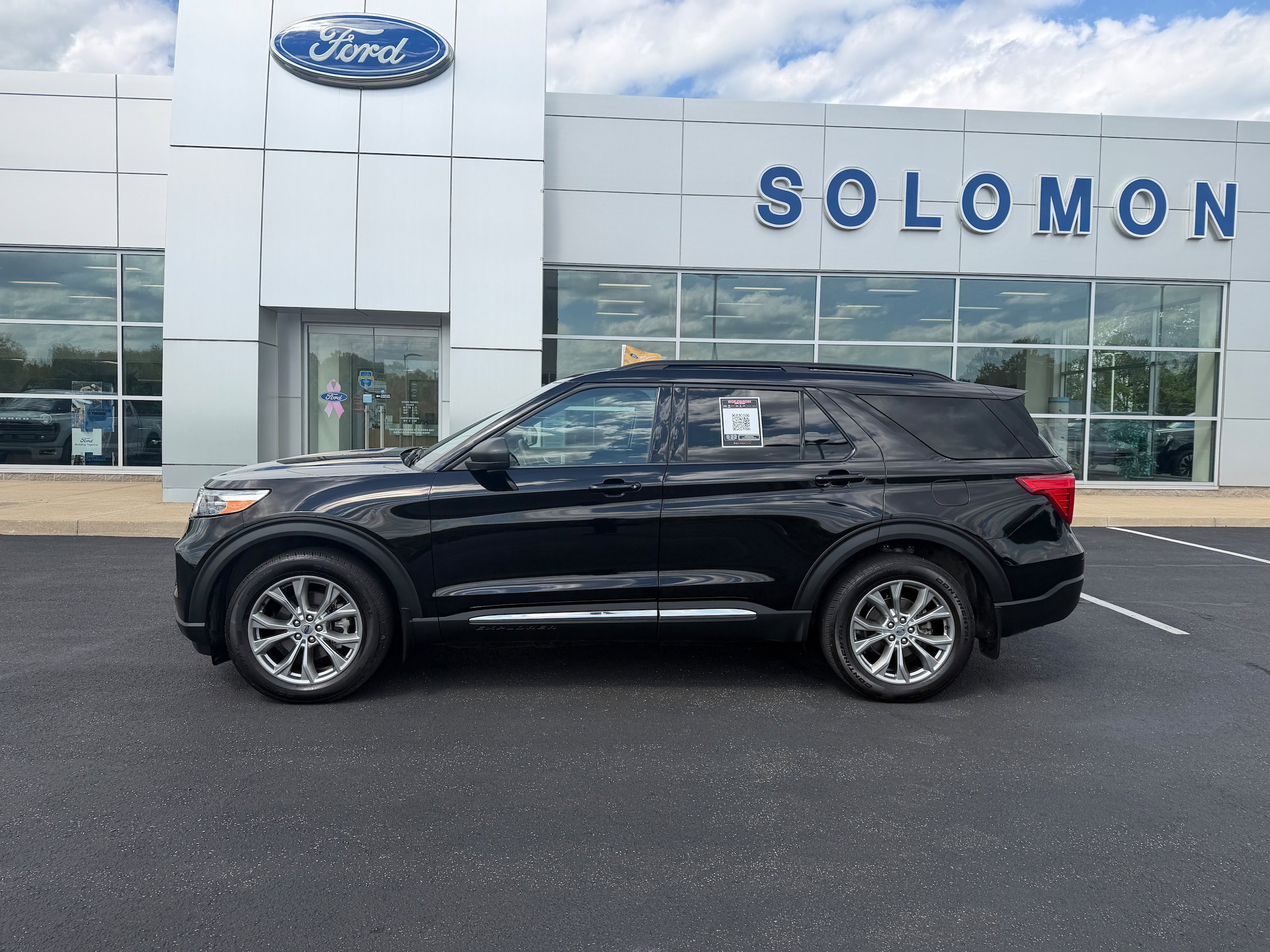 Certified 2021 Ford Explorer XLT w/ Equipment Group 202A AWD/4WD image 9