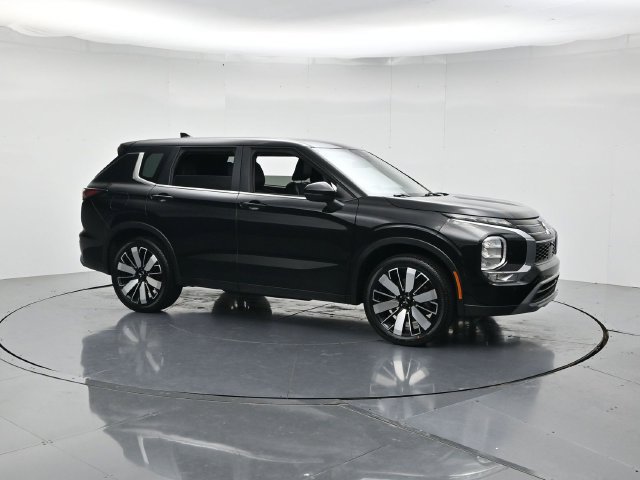 Used 2025 Mitsubishi Outlander SE FWD image 3