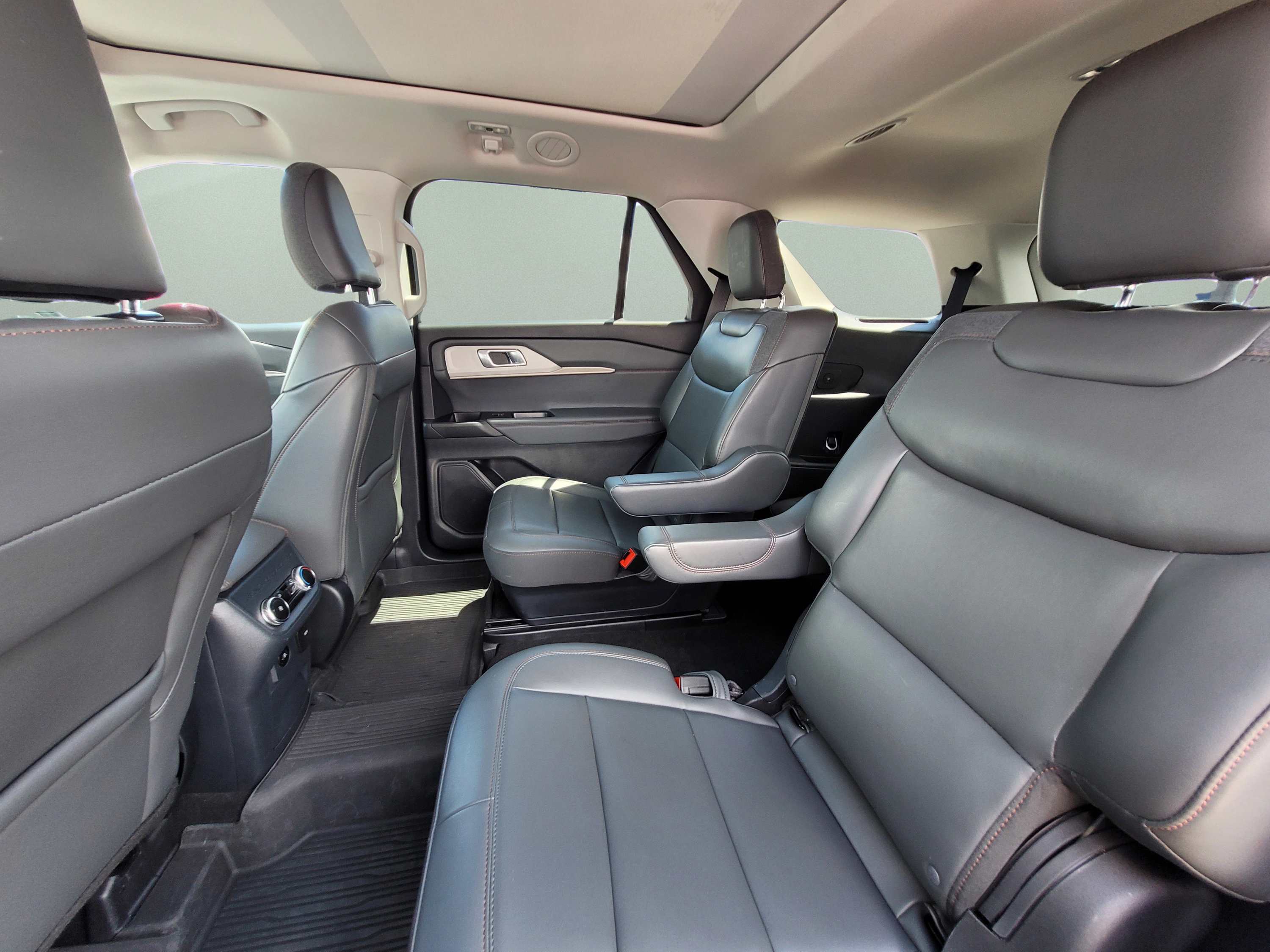 Certified 2025 Ford Explorer Active w/ Active Comfort Package AWD/4WD image 18