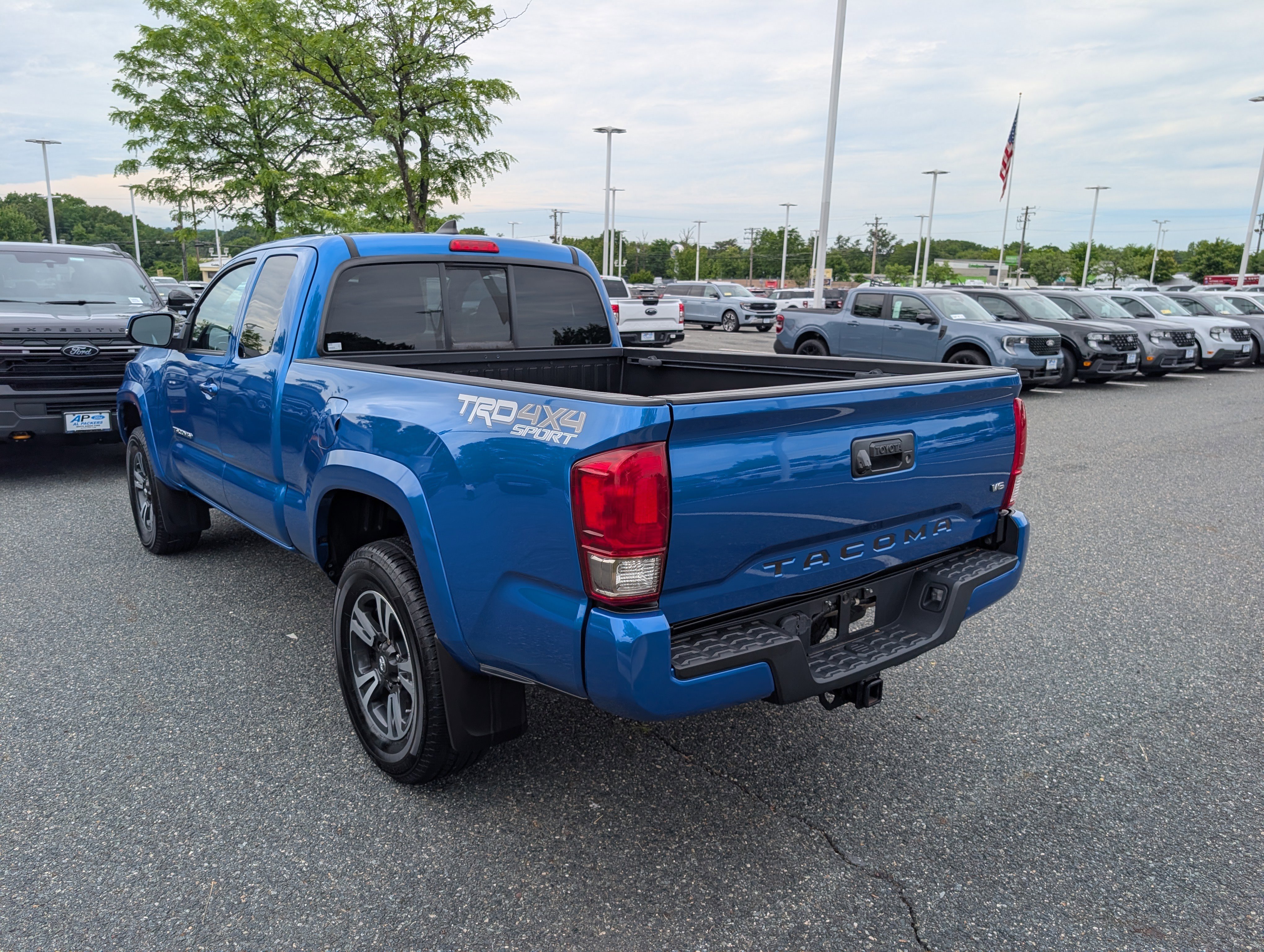 Used 2017 Toyota Tacoma TRD Sport AWD/4WD image 5