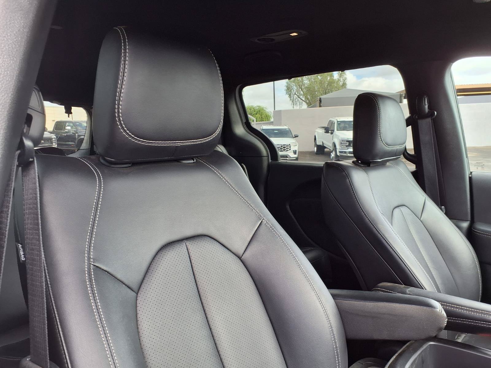 Used 2025 Chrysler Pacifica Select FWD image 12
