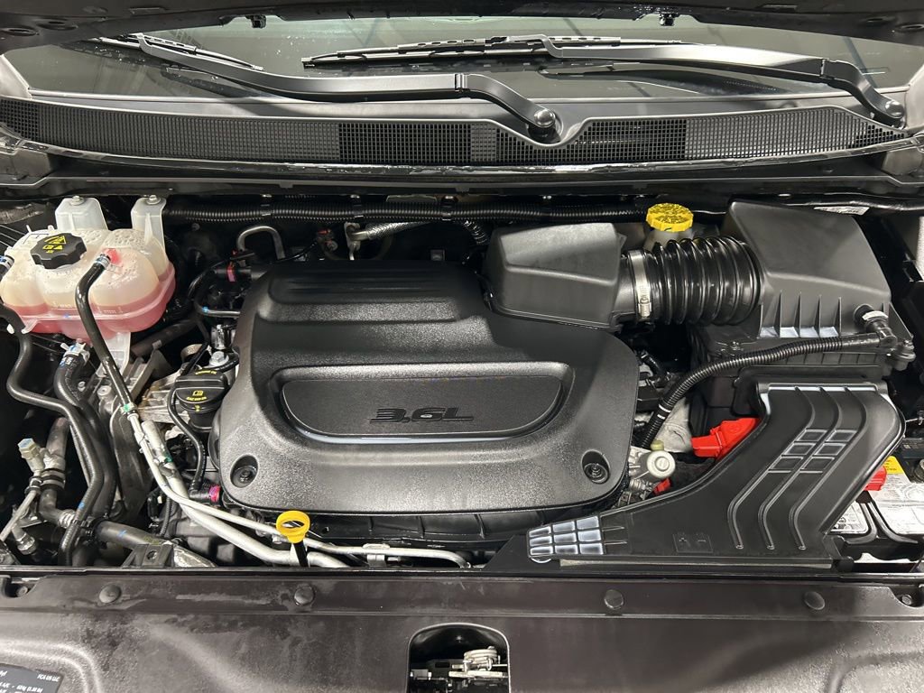 Used 2025 Chrysler Pacifica Select image 33