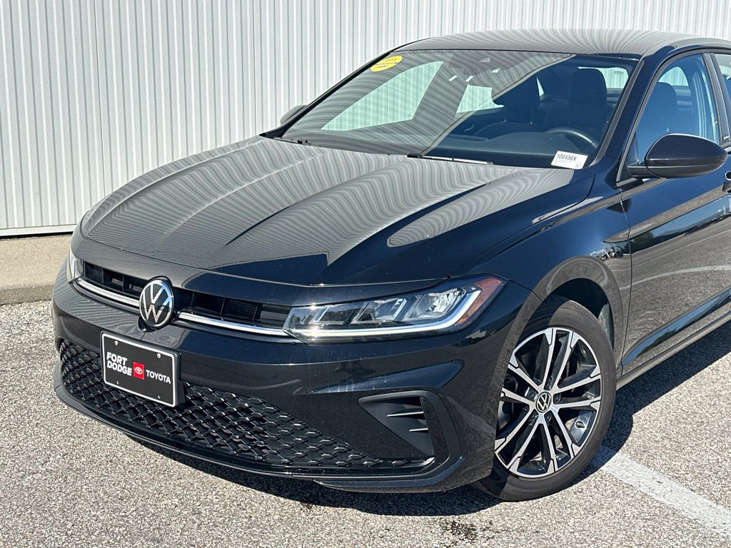 Used 2025 Volkswagen Jetta Sport FWD image 2