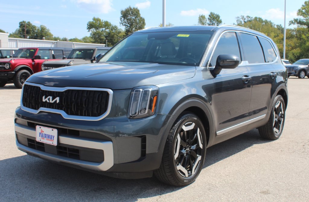 Used 2023 Kia Telluride EX w/ EX Captain's Chair Package FWD image 2