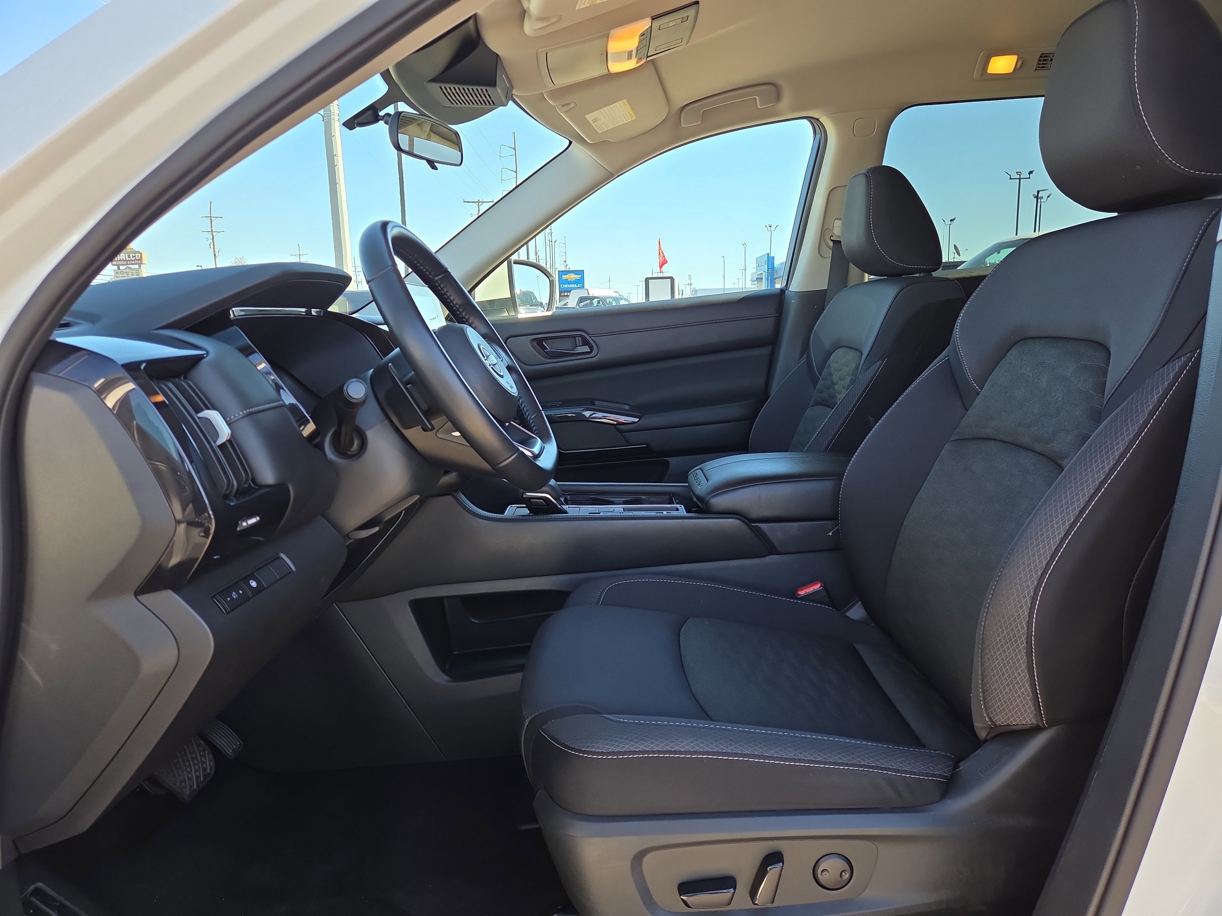 Used 2024 Nissan Pathfinder SV image 10