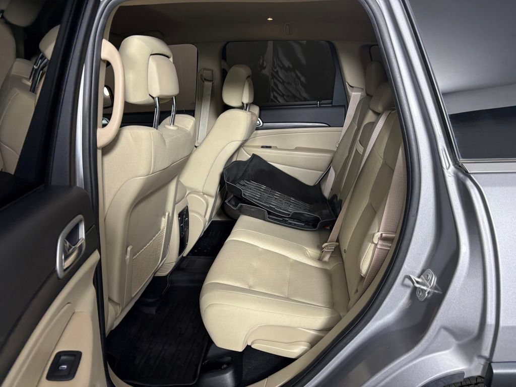 Used 2019 Jeep Grand Cherokee Laredo AWD/4WD image 29