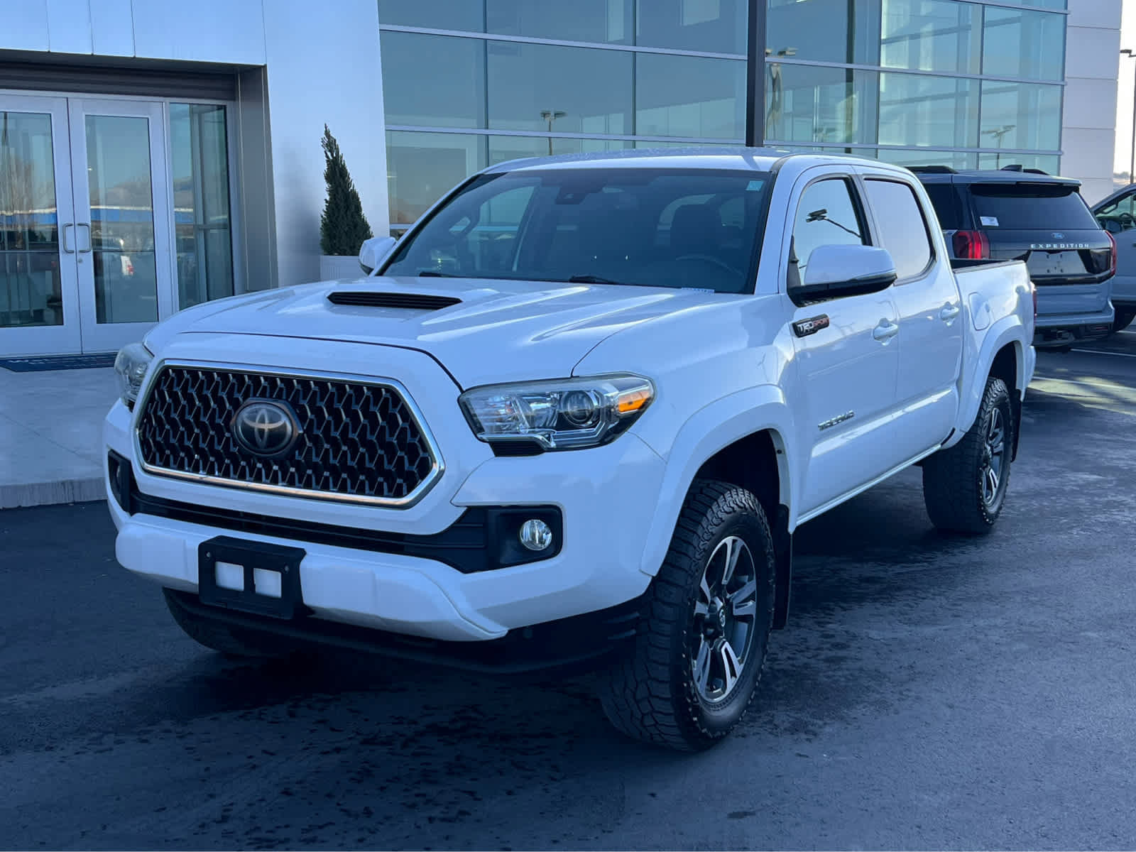 Used 2019 Toyota Tacoma TRD Sport w/ Technology Package AWD/4WD image 2