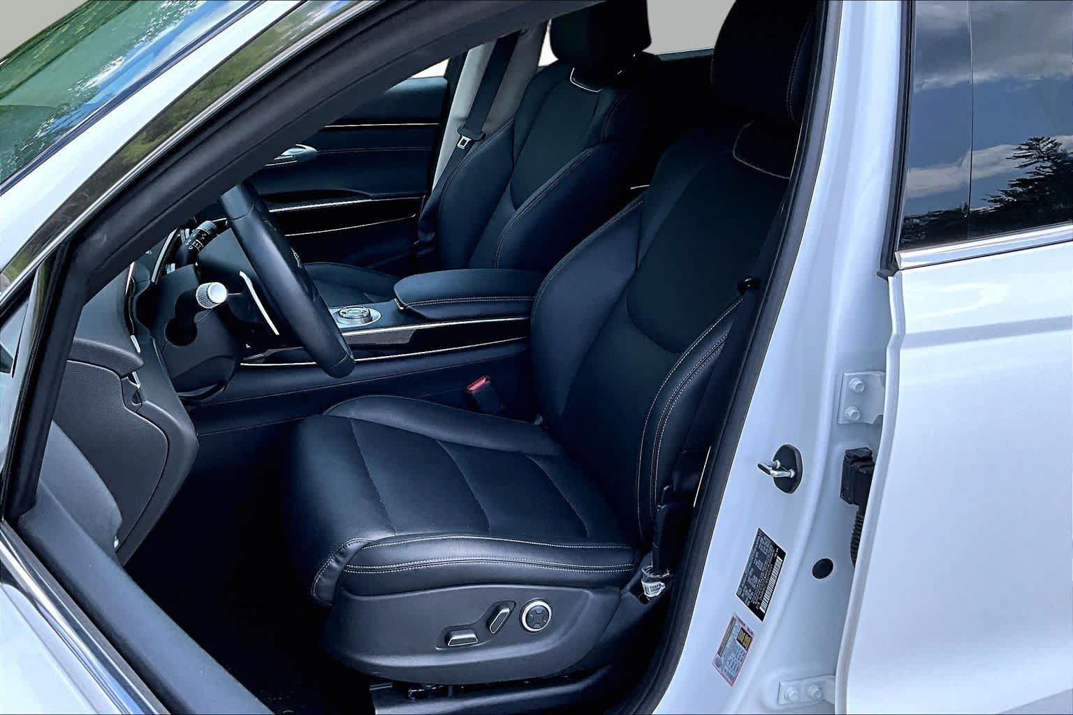 Used 2025 Genesis GV70 2.5T AWD/4WD image 9