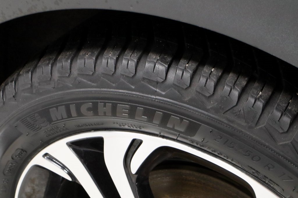 Used 2020 Chevrolet Bolt Premier w/ Infotainment Package image 20