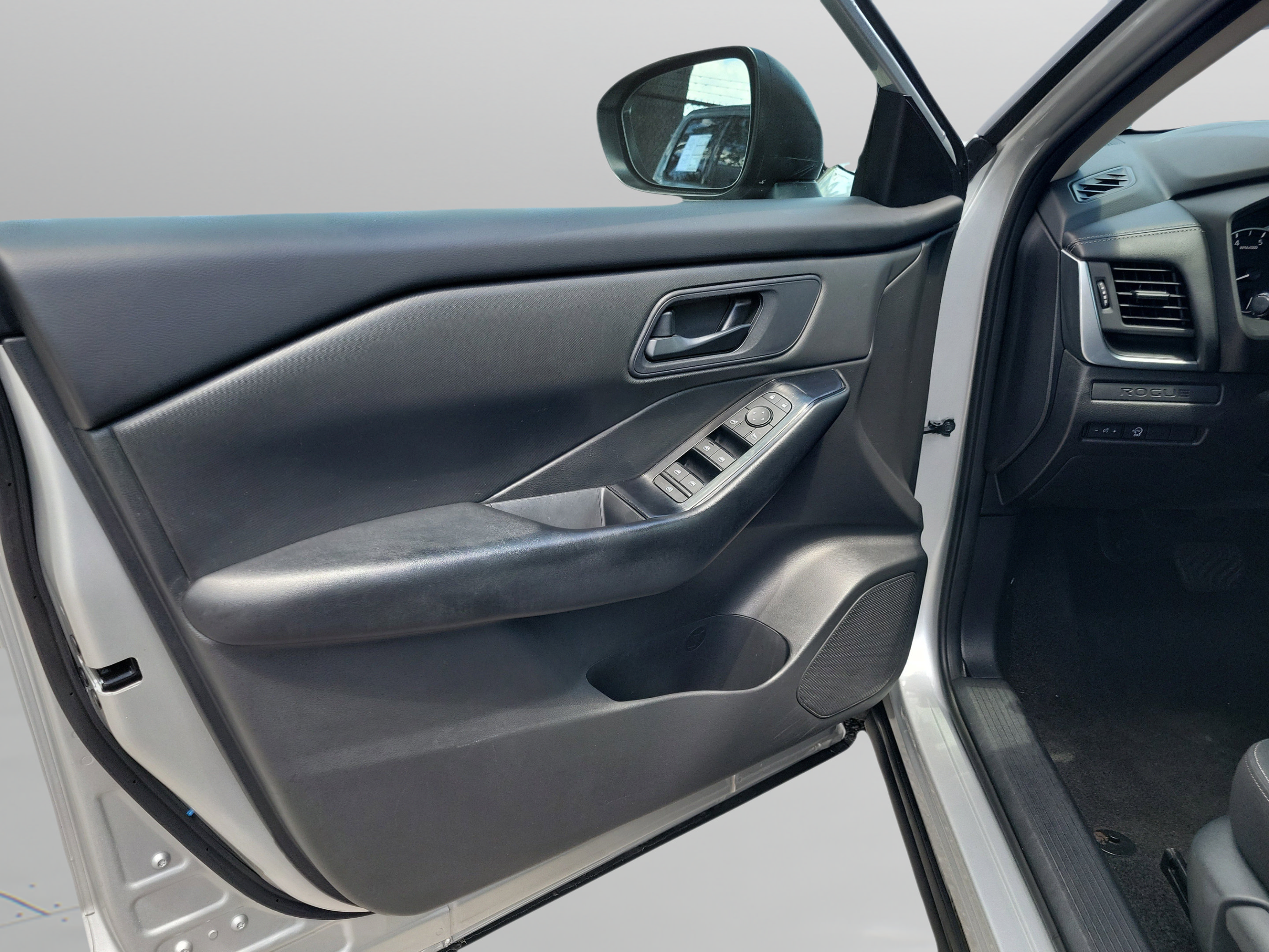 Used 2024 Nissan Rogue S AWD/4WD image 14
