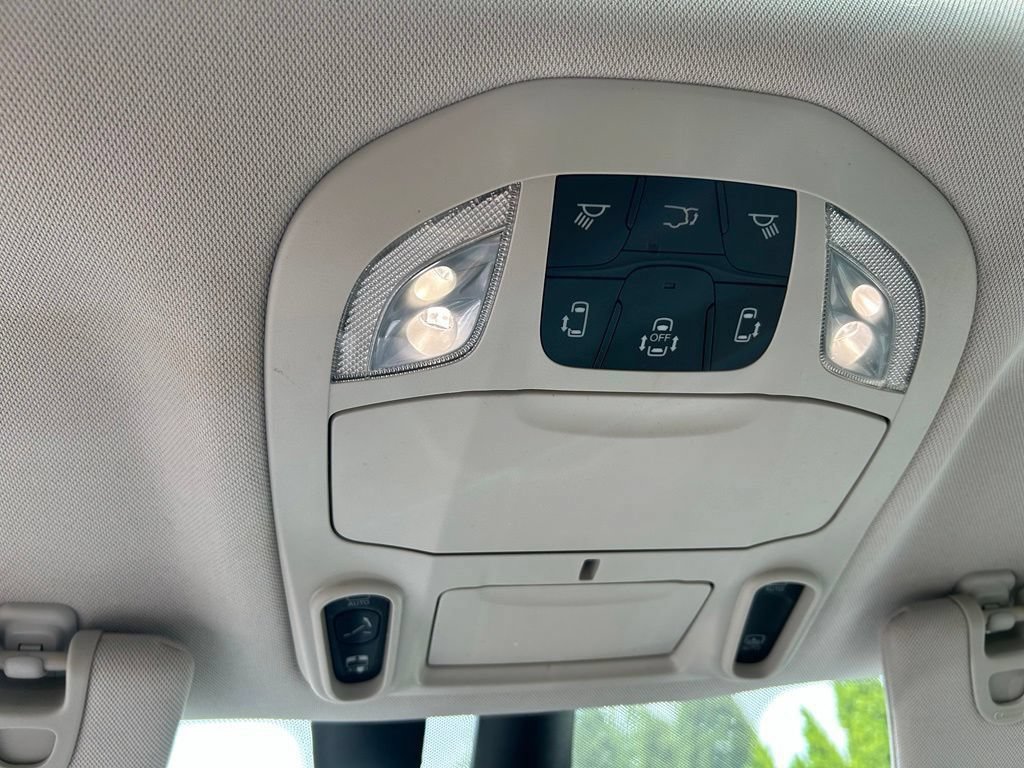Used 2017 Chrysler Pacifica Platinum FWD image 33