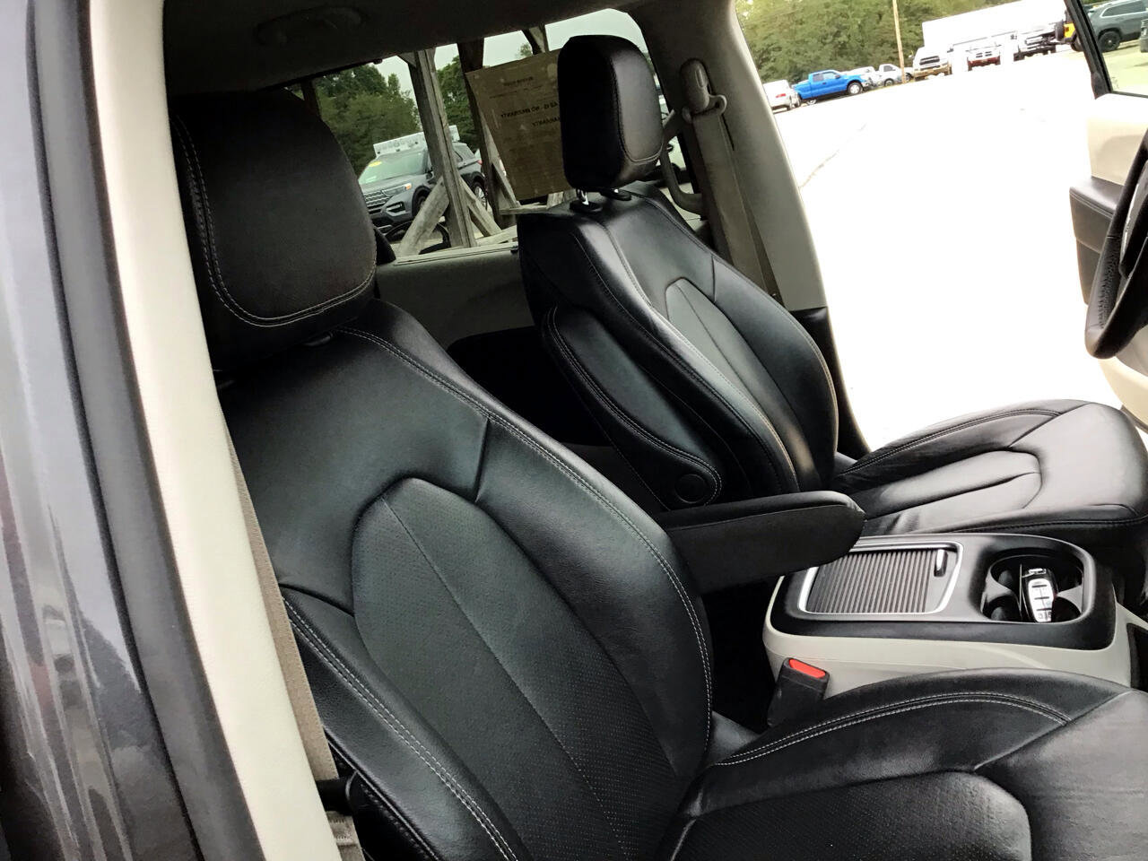 Used 2022 Chrysler Pacifica Touring-L image 40