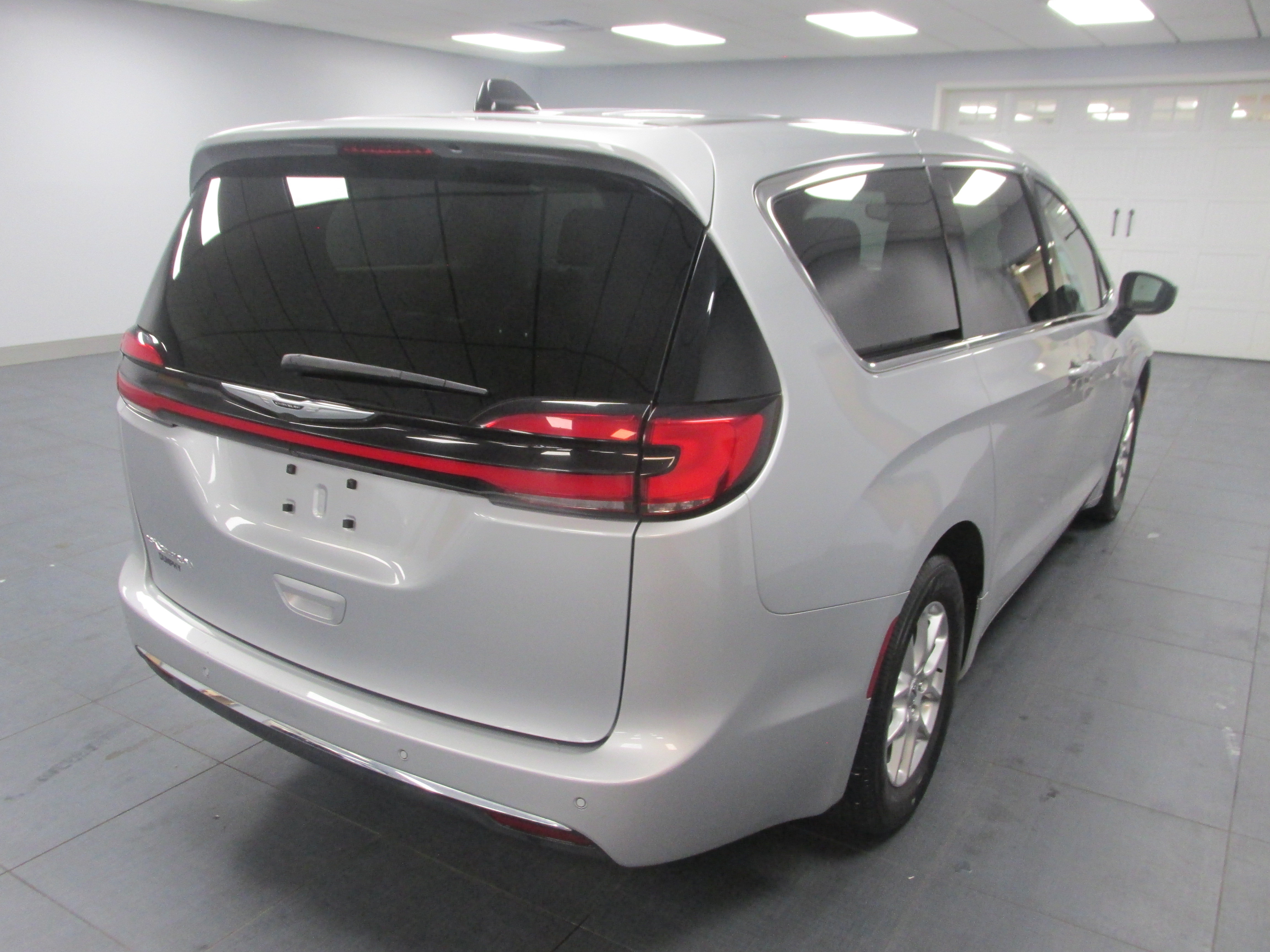 Used 2023 Chrysler Pacifica Touring-L FWD image 5
