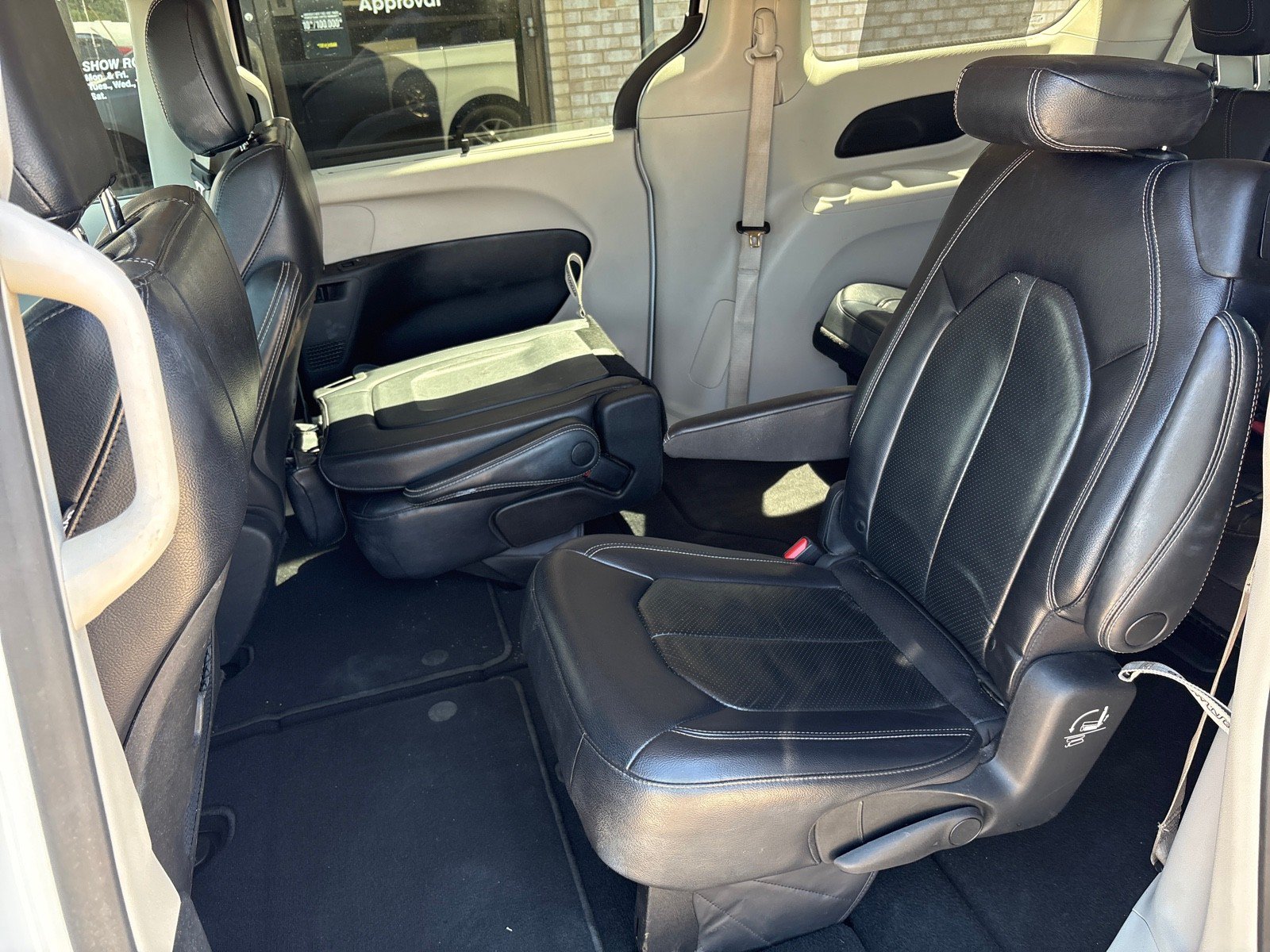 Used 2022 Chrysler Pacifica Touring-L FWD image 4