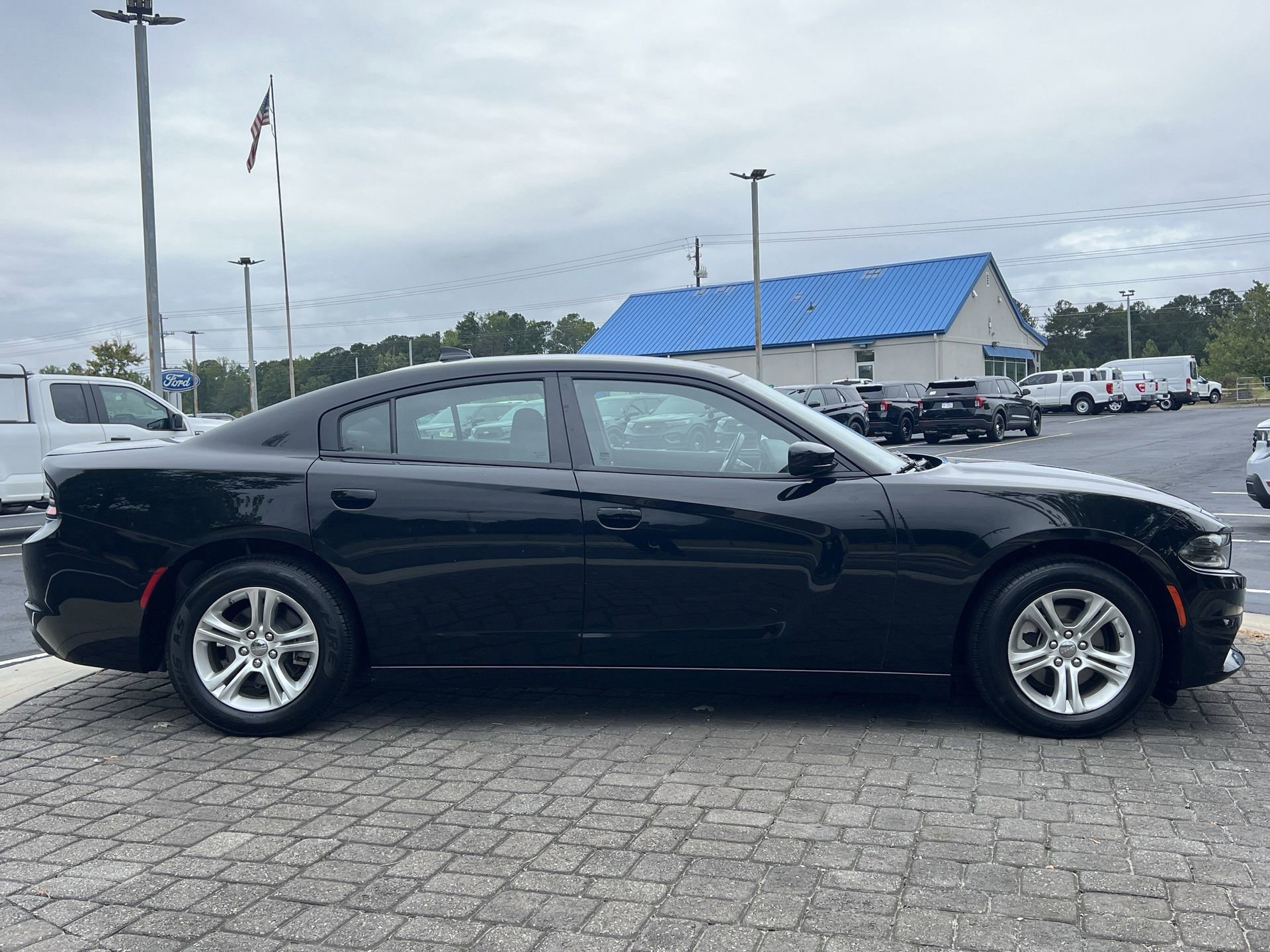 Used 2023 Dodge Charger SXT image 2
