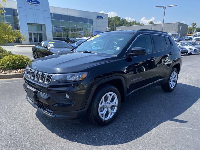 Used 2024 Jeep Compass Latitude AWD/4WD image 3