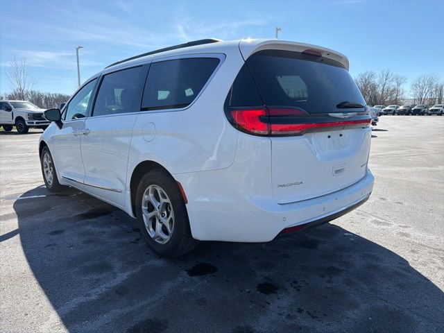 Used 2023 Chrysler Pacifica Limited image 2