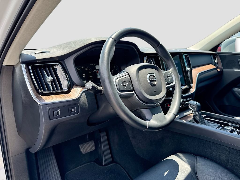 Used 2021 Volvo XC60 T5 Momentum w/ Premium Package FWD image 9