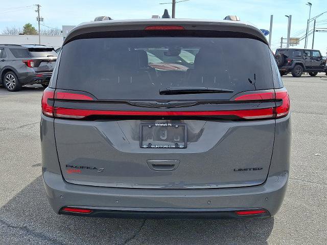 Used 2025 Chrysler Pacifica Limited image 3