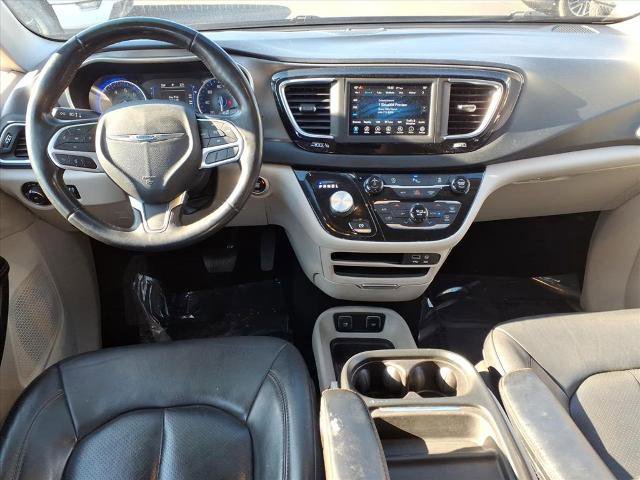 Used 2020 Chrysler Pacifica Touring-L image 10