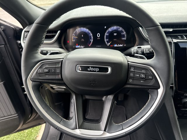 Used 2025 Jeep Grand Cherokee Laredo X w/ Luxury Tech Group I RWD image 23