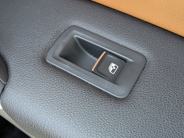 Used 2018 Volkswagen Tiguan SEL w/ R-Line Package image 38