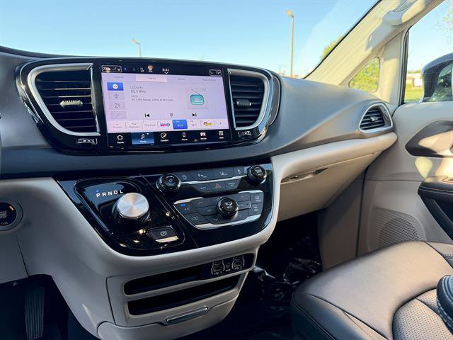 Used 2024 Chrysler Pacifica Touring-L FWD image 6
