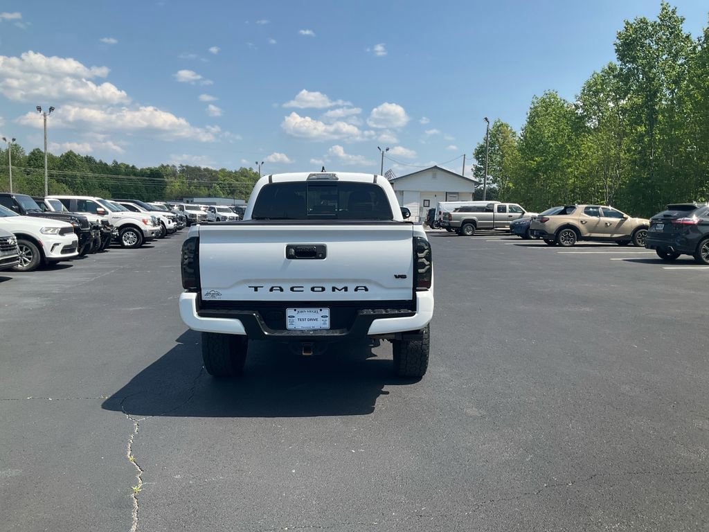 Used 2017 Toyota Tacoma TRD Sport RWD image 4