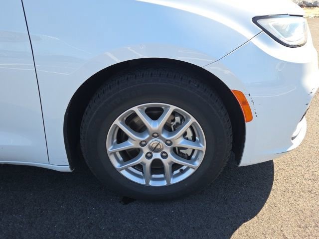 Used 2023 Chrysler Pacifica Touring-L image 7