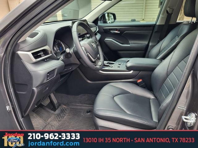 Used 2023 Toyota Highlander XLE FWD image 18