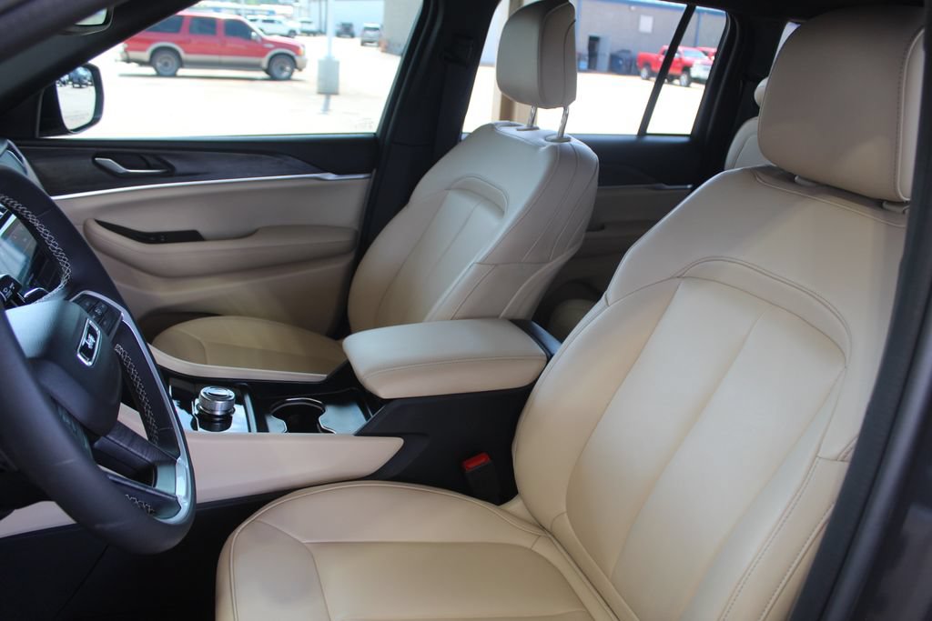 Used 2024 Jeep Grand Cherokee Limited RWD image 32