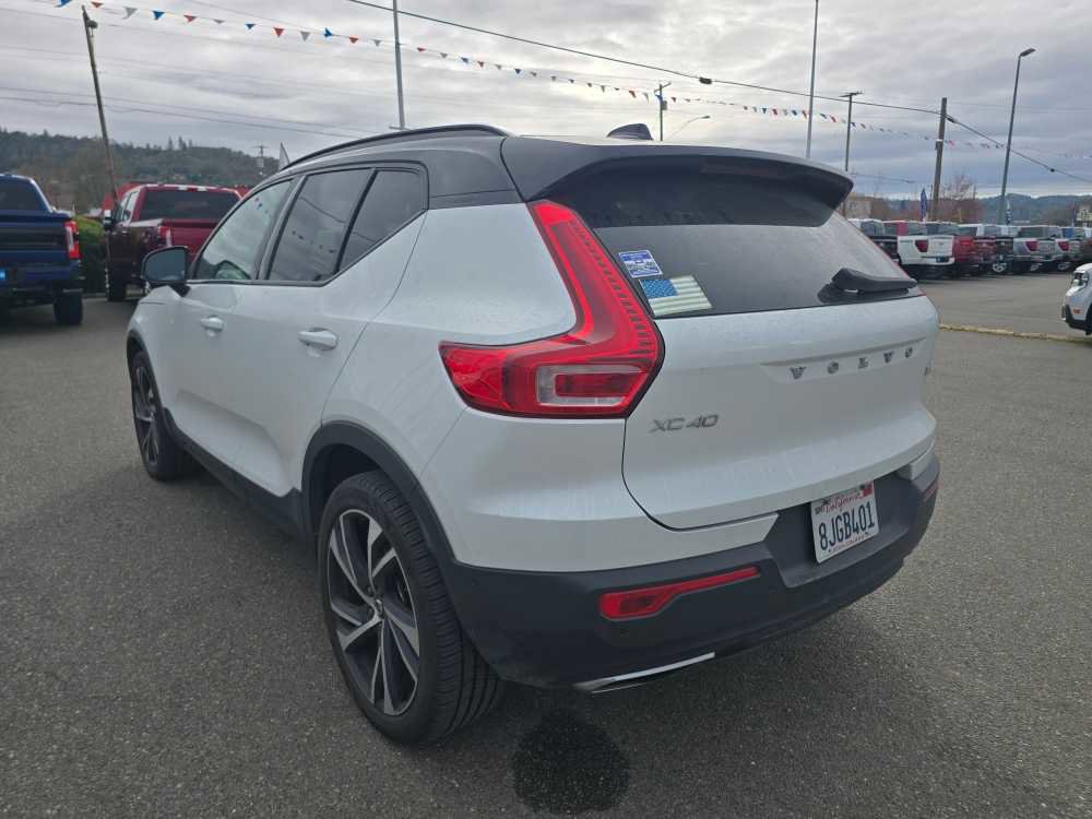 Used 2019 Volvo XC40 T5 R-Design image 3