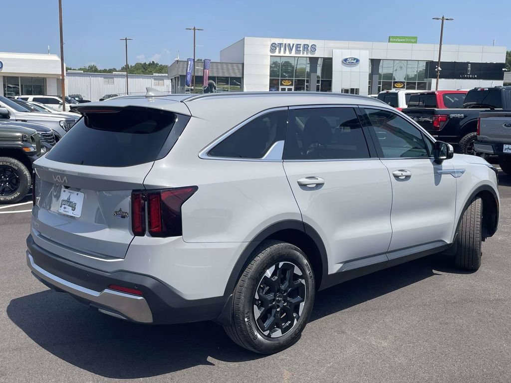 Used 2025 Kia Sorento S w/ Panoramic Sunroof Package FWD image 3