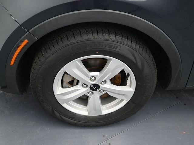 Used 2023 Kia Sorento LX image 9