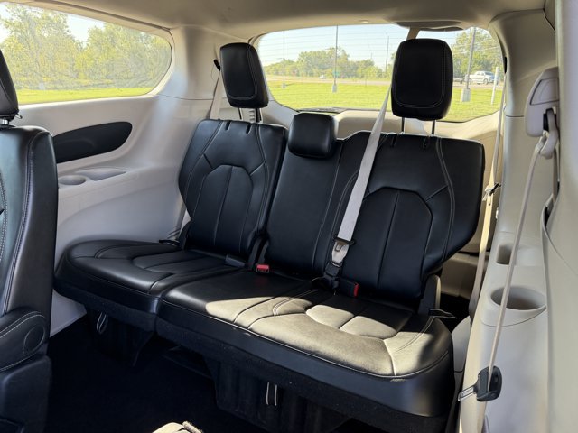 Used 2024 Chrysler Pacifica Touring-L FWD image 11