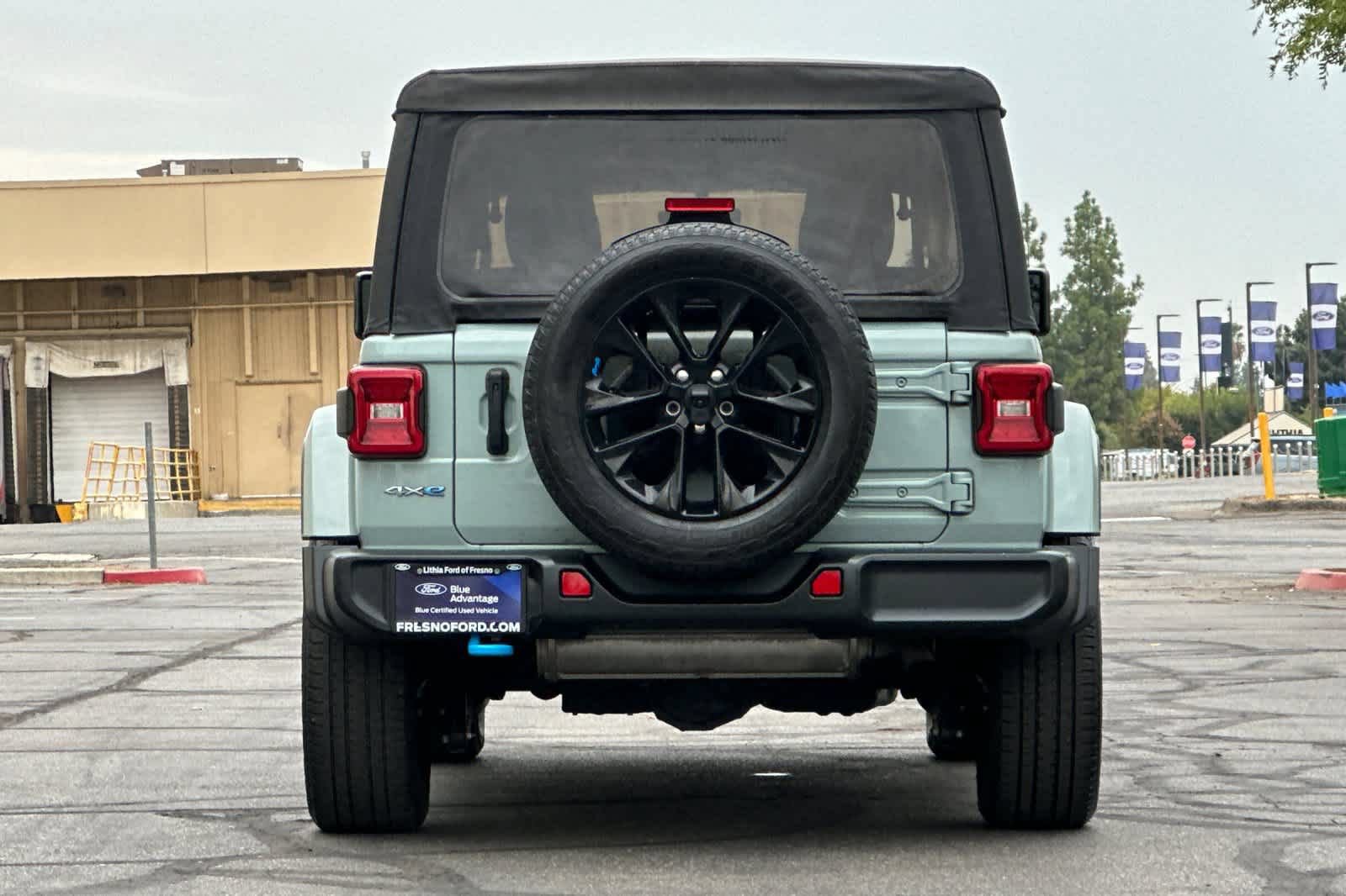 Used 2023 Jeep Wrangler Unlimited Sahara w/ Cold Weather Group AWD/4WD image 8