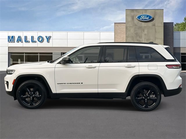 Used 2023 Jeep Grand Cherokee Altitude image 2