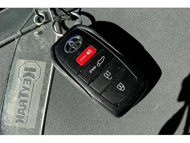 Used 2024 Toyota Highlander LE image 32