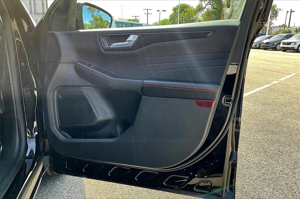 Certified 2022 Ford Escape SEL w/ SEL Stealth AWD Package image 23