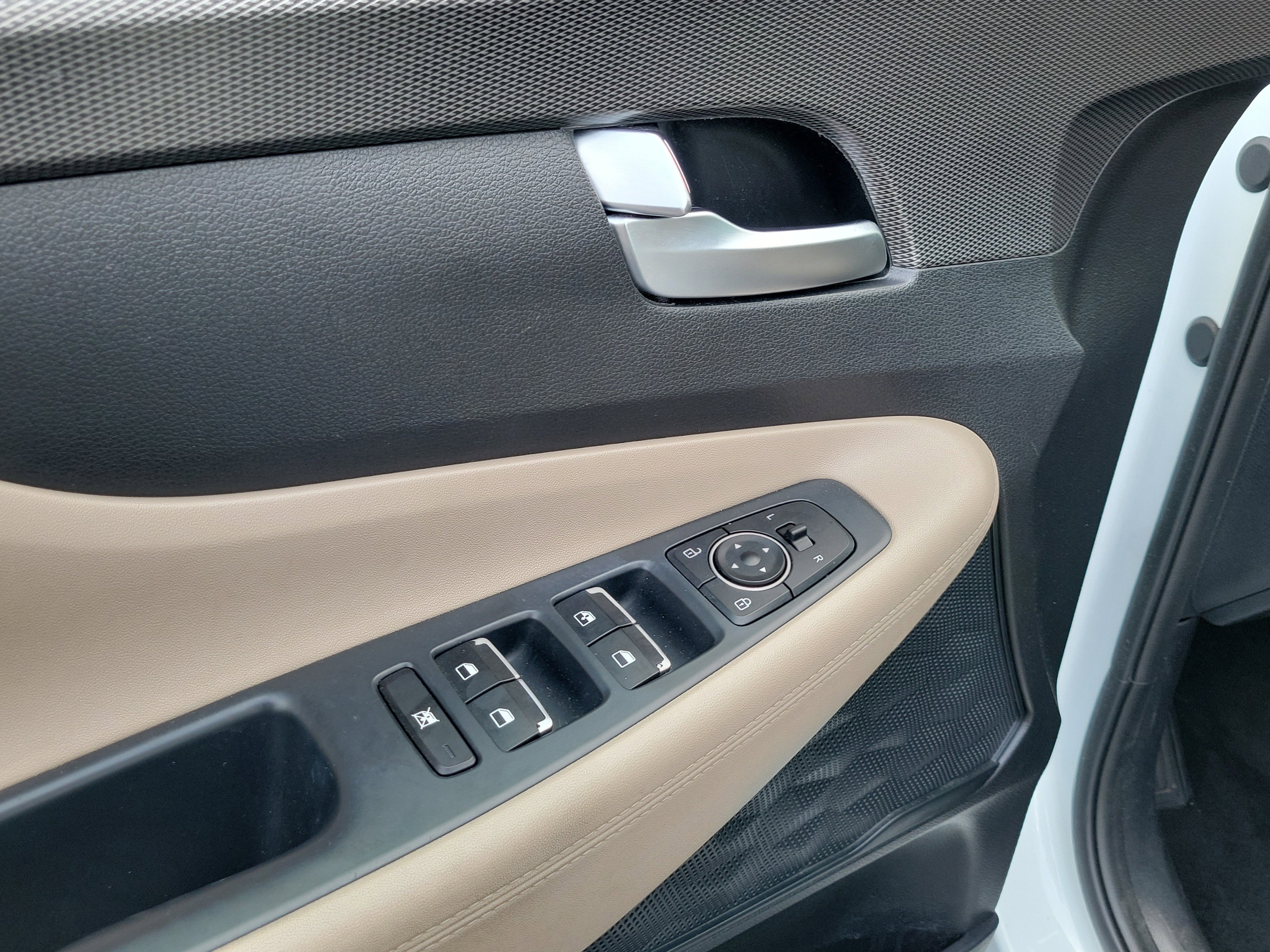 Used 2020 Hyundai Santa Fe SE FWD image 19