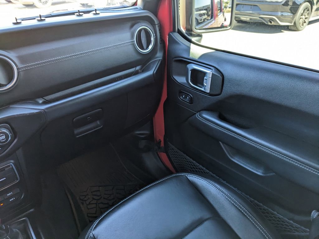 Used 2019 Jeep Wrangler Unlimited Sahara w/ Dual Top Group AWD/4WD image 15