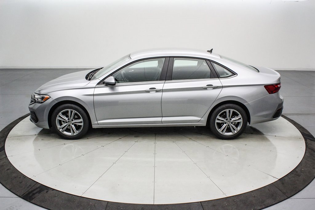 Used 2024 Volkswagen Jetta SE image 2