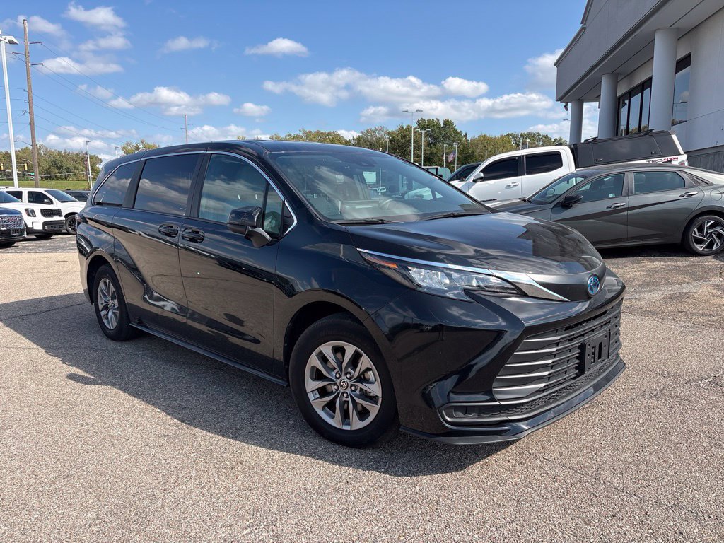 Used 2025 Toyota Sienna LE