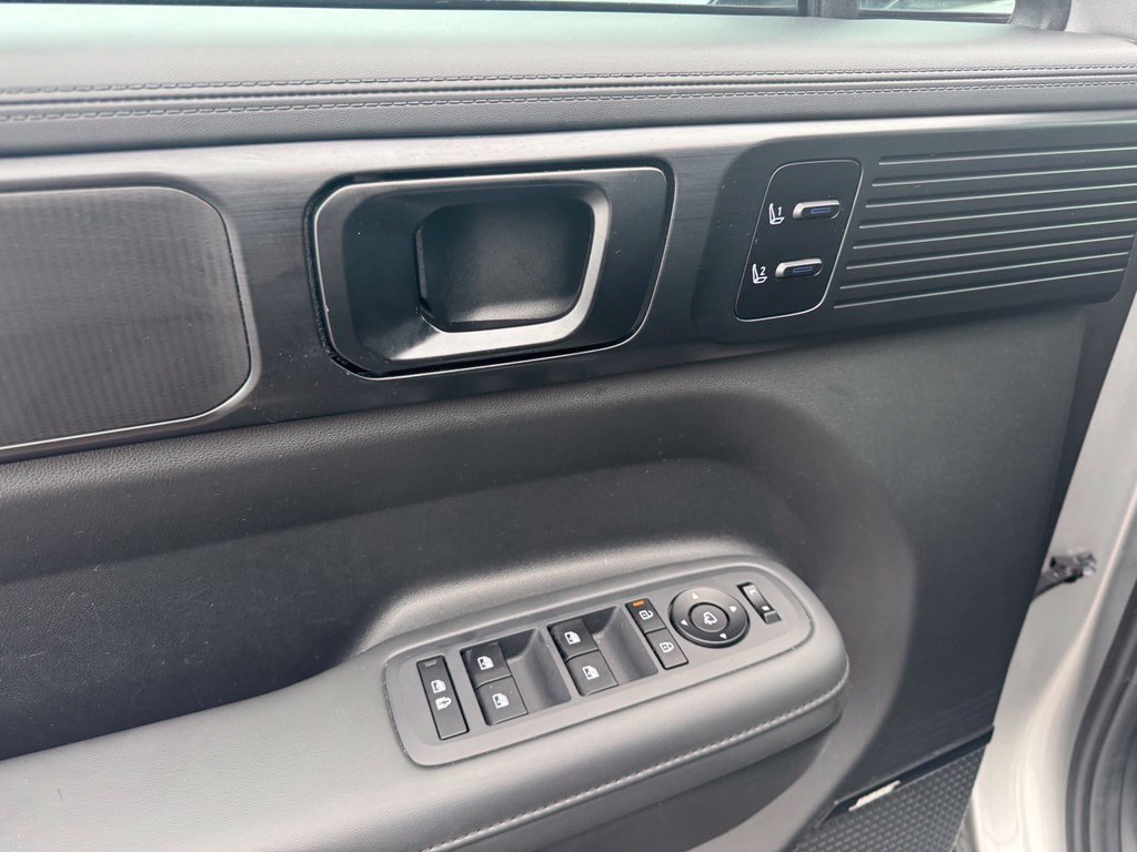 Used 2025 Hyundai Santa Fe Calligraphy AWD/4WD image 3