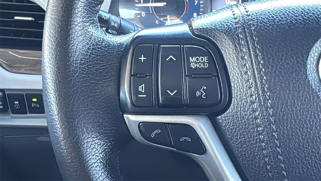 Used 2020 Toyota Sienna XLE w/ XLE Navigation Package image 12