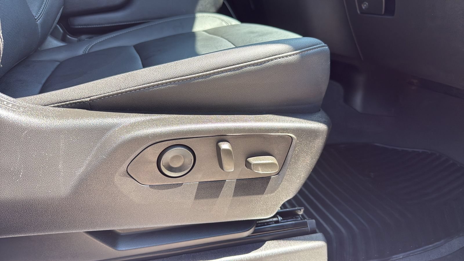 Used 2024 Chevrolet Silverado 2500 LTZ AWD/4WD image 24