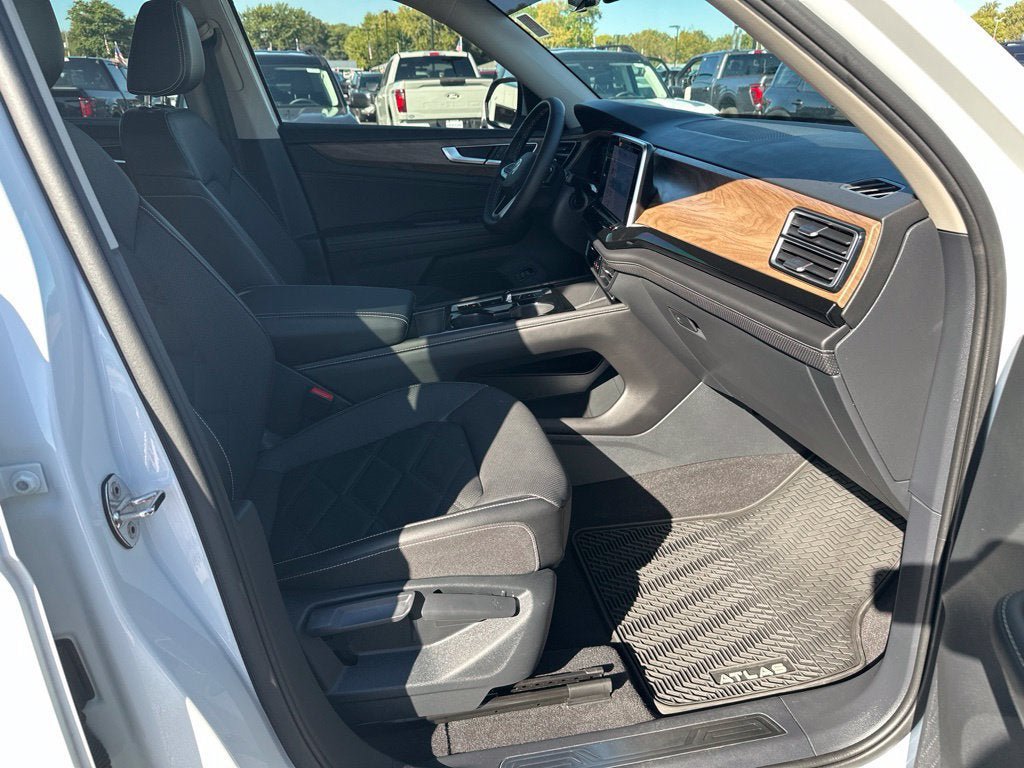 Used 2024 Volkswagen Atlas SE AWD/4WD image 12