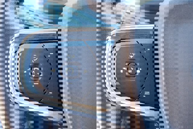 Used 2020 Volvo XC40 T4 Momentum image 22