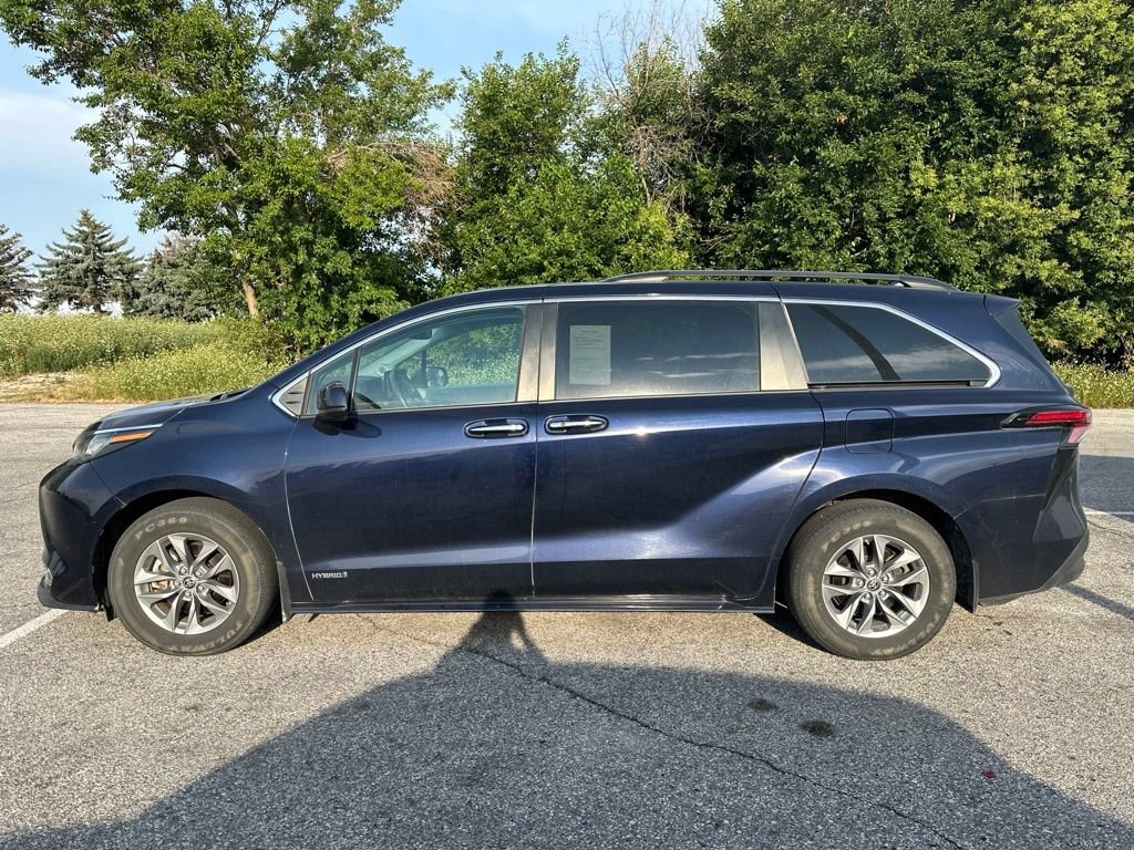 Used 2021 Toyota Sienna XLE w/ XLE Plus Package FWD image 2