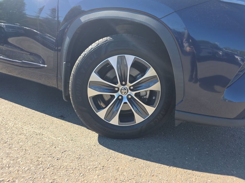 Used 2021 Toyota Highlander XLE AWD/4WD image 11